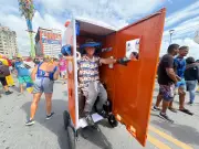 Folião inova no Galo da Madrugada com fantasia de banheiro químico no Recife