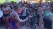 Folião é preso após jogar maizena em policiais durante mela-mela no Carnaval do Ceará