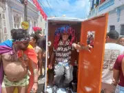 Folião protesta com fantasia de banheiro químico em Olinda por falta de estrutura