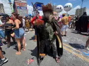 Folião se transforma em 'Velho do Rio Capibaribe' com perna cabeluda no Galo da Madrugada