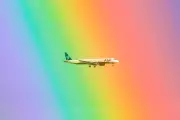 Fotógrafo captura avião 'atravessando' arco-íris em São José do Rio Preto em registro raro