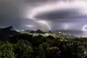Fotógrafos capturam raios impressionantes durante temporal no Rio de Janeiro