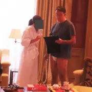 Foto em Cueca de Lorde Britânico Detona Crise Política com Vínculos a Epstein