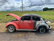 Fusca pega fogo na BR-163 em Sorriso, Mato Grosso; ninguém se feriu
