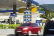 Gasolina fica mais cara nos postos em fevereiro, apesar de corte da Petrobras