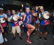 Gracyanne Barbosa samba de tênis na chuva em ensaio da União da Ilha