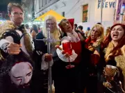 Grupo de amigos completa 29 anos de carnaval com fantasias elaboradas no Recife