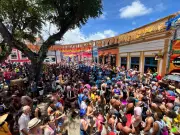 Homem conta foliões no carnaval de Olinda e vira tradição local