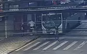 Homem de 47 anos é brutalmente agredido por grupo em ponto de ônibus em Pouso Alegre, MG