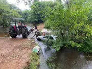 Homem desaparece após carro ser arrastado por rio em Porteirinha, Minas Gerais