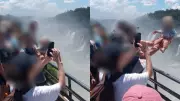 Homem ergue bebê sobre grades de mirante em Cataratas do Iguaçu; ação viraliza