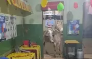 Homem força mula a entrar em bar com chicotadas em Ribeirão Corrente, SP