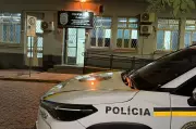 Homem invade casa, esfaqueia ex-companheira e amiga e é preso em flagrante em Porto Alegre