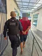 Homem é preso após agredir companheira em Volta Redonda; veículo tinha facão e sangue