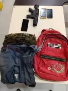 Homem é preso após assaltar padaria com réplica de fuzil em Pinheiral, no Rio de Janeiro