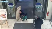 Homem tenta sequestrar bebê de 18 meses em supermercado na Itália; criança fratura fêmur