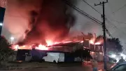 Incêndio em galpão de papel mobiliza Bombeiros na Av. Itavuvu em Sorocaba