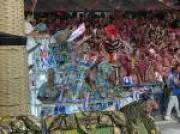 Integrantes da Tuiuti desfilam com bandeira de Cuba e geram protestos na Sapucaí