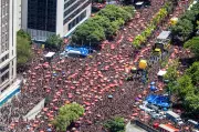 Ivete Sangalo faz estreia triunfal no carnaval de rua de São Paulo