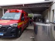 Jovem de 17 anos tem mão presa em máquina de moer carne em frigorífico de Juiz de Fora