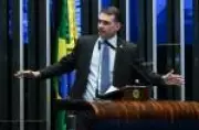 Justiça determina exclusão de posts que ligavam Flávio Bolsonaro ao nazismo em rede social