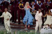 Lady Gaga vira 'Tití Gaga' no Super Bowl 2026 com visual salsa e homenagem à cultura latina