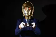 Leilão em Los Angeles vende peças raras de cinema como C-3PO e arpão de Tubarão