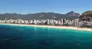 Mar cristalino do Rio revela Laje de Santo Antônio em imagens de drone