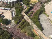 Marina Sena enfrenta multidão intensa para chegar ao Bloco Marinada em Belo Horizonte