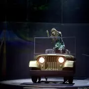 Mel Lisboa vive Rita Lee em espetáculo autobiográfico com casa cheia em Uberlândia