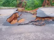MG-400 interditada após rompimento de bueiro por chuvas intensas em Minas Gerais