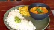 Moqueca Vegana de Banana da Terra: Tradição Cearense Reinventada em Fortaleza
