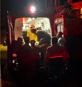 Morador é resgatado de telhado após deslizamento isolar residência na Serra do RJ