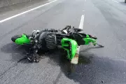 Motociclista morre após colidir com carreta e defensa metálica em rodovia de São Vicente