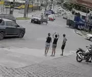 Motorista abandona carro instantes antes de ser arrastado por trem em Joinville