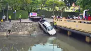 Motorista de 72 anos sai ileso após carro cair em canal no Leblon, no Rio