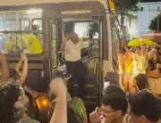 Motorista de ônibus vira sensação ao dançar em bloco de carnaval em São João del Rei