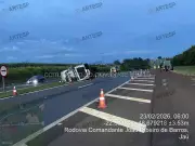 Motorista dorme ao volante e caminhão carregado tomba na SP-294 em Itapuí