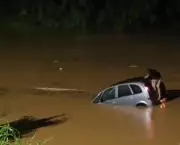 Motorista escapa de carro submerso ao quebrar vidro do porta-malas em acidente em Brusque, SC