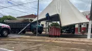 Motorista ignora sinalização e derruba tenda de carnaval em Borborema, SP
