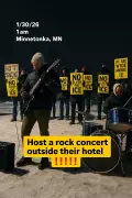 Músicos fazem show de protesto em frente a hotel do ICE nos EUA contra políticas anti-imigração