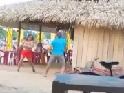 Mulher é indiciada por homicídio após matar idoso com canivete em praia do Acre