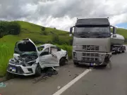 Mulher de 46 anos fica gravemente ferida em acidente entre carreta e carro na BR-393, em Barra do Piraí