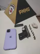 Mulher salta de moto em perseguição e é presa com arma e crack em Alvarenga