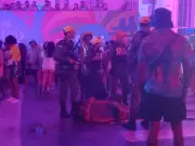 Mulher se agarra a companheiro algemado para impedir prisão no Carnaval do Recife