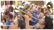 Mulheres com pernas de pau agitam o Charanga do França em desfile carnavalesco em São Paulo