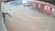 Mulheres são arrastadas por enxurrada durante forte chuva em Montes Claros, MG