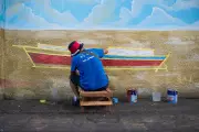 Mural amazônico transforma fachada de escola pública em Belém com arte ribeirinha