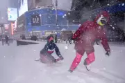 Neve histórica cobre Times Square em Nova York durante tempestade severa no nordeste dos EUA