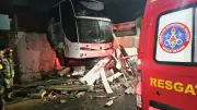 Ônibus invade escritório e deixa feridos em Uberaba após se mover sozinho em garagem